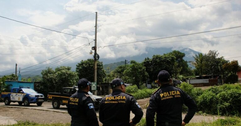 ثوران بركان فويجو في جواتيمالا يدفع السلطات لإجلاء أكثر من 700