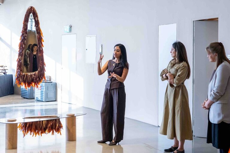 انظر: المغتربين الإماراتي إنشاء جلد محلي يعتمد على النباتات ، جدارية مذهلة من هتافات الإماراتية انظر: المغتربين الإماراتي إنشاء جلد محلي يعتمد على النباتات ، جدارية مذهلة من هتافات الإماراتية