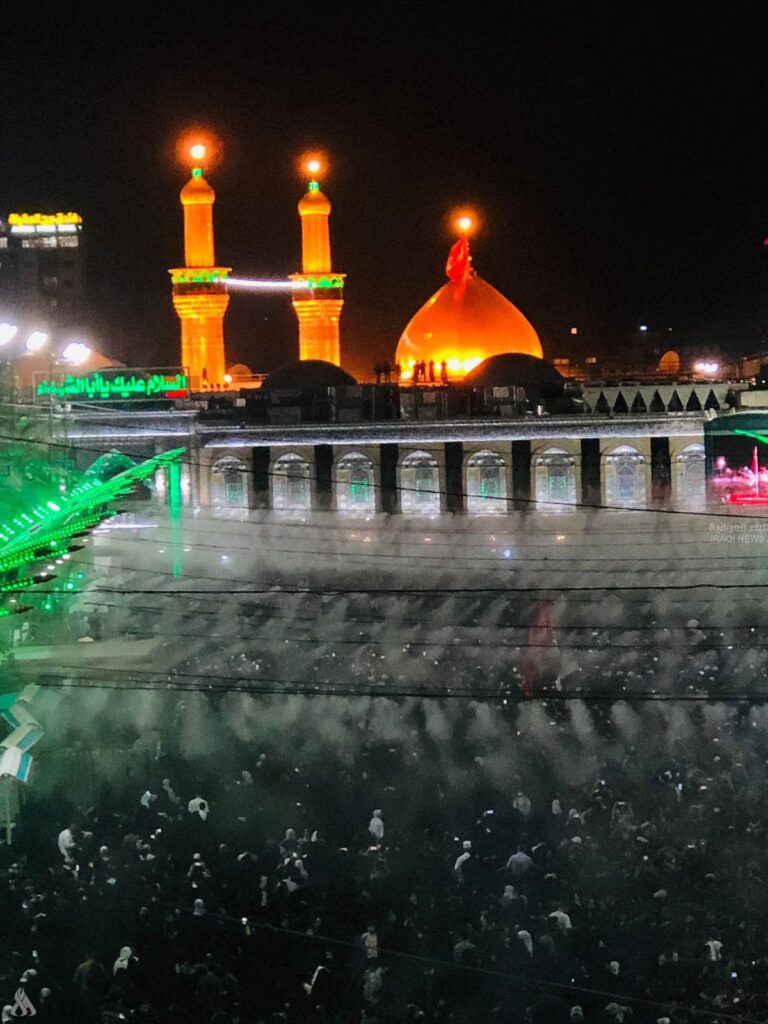 بالصور.. جموع الزائرين خلال مراسم تبديل الرايات في كربلاء المقدسة