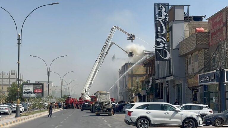 بمشاركة 10 فرق إطفاء.. الدفاع المدني بالنجف يباشر إخماد حريق مولدة كهرباء