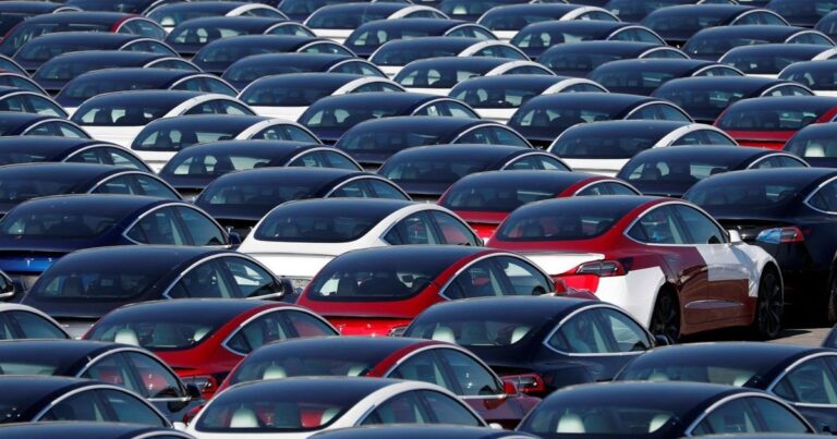 تسلا تختبر سيارة جديدة قد تكون إصداراً اقتصادياً قبيل إطلاق Robotaxi في يونيو.. عقبات قانونية تعرقل طموحات تسلا