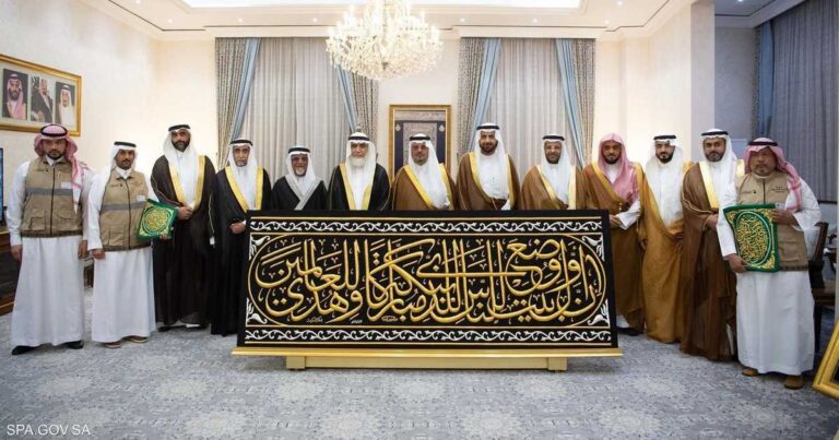 تسليم كسوة الكعبة لسدنة بيت الله الحرام تسليم كسوة الكعبة لسدنة بيت الله الحرام