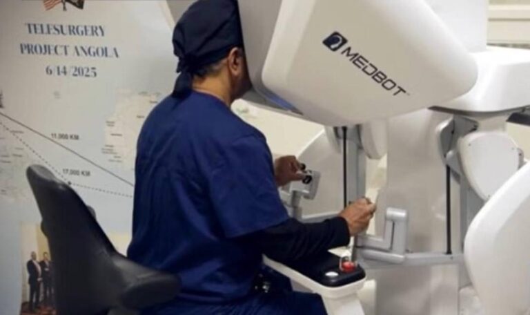 جراح أمريكي يستأصل بروستاتا عن بعد لمريض في أنغولا جراح أمريكي يستأصل بروستاتا عن بعد لمريض في أنغولا