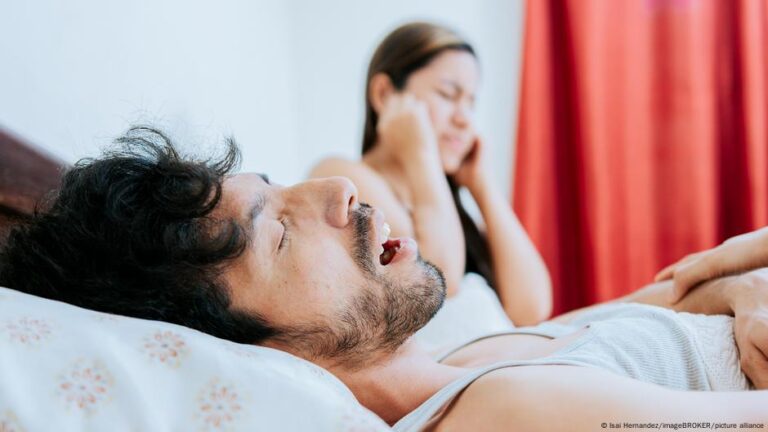 “حبوب منع الشخير”.. أخيرا قد يستمتع شريك حياتك بنوم هادئ! – DW – 2025/6/21 "حبوب منع الشخير".. أخيرا قد يستمتع شريك حياتك بنوم هادئ! – DW – 2025/6/21