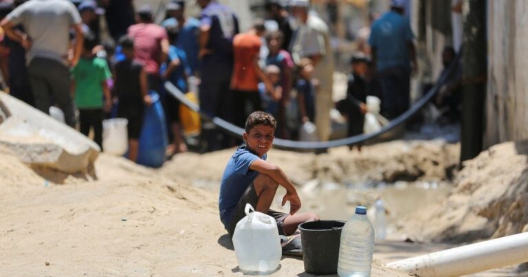 إسرائيل تقتل عشرات الفلسطينيين أثناء انتظارهم المساعدات في غزة