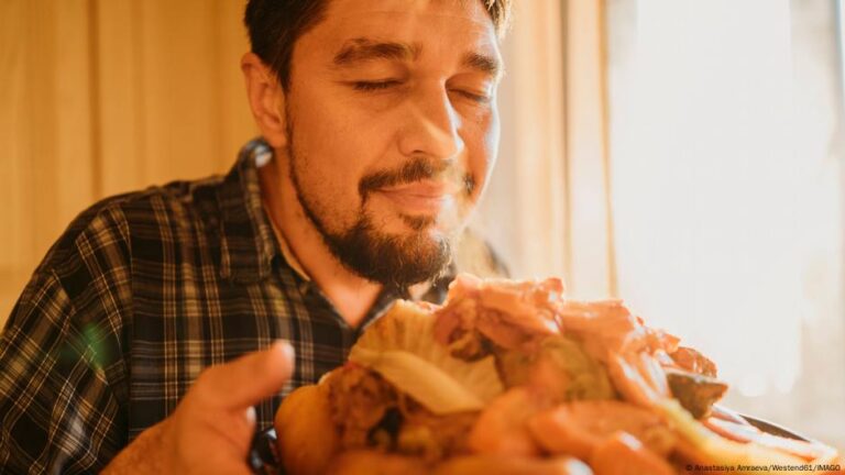 خبراء يكشفون..رائحة الطعام وحدها قد تساعدك على خسارة الوزن! – DW – 2025/6/22 خبراء يكشفون..رائحة الطعام وحدها قد تساعدك على خسارة الوزن! – DW – 2025/6/22