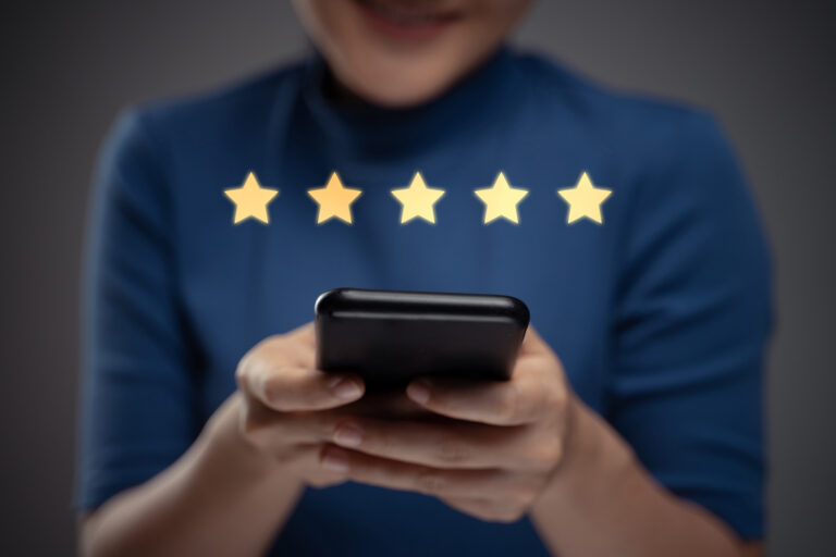 خدعة النجوم الخمس.. كيف تقودنا المراجعات الإلكترونية وتؤثر على قراراتنا الشرائية؟ | أسلوب حياة