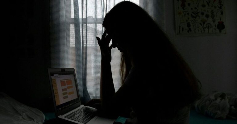 دراسة: الأنظمة الغذائية منخفضة السعرات قد تسبب الاكتئاب دراسة تربط بين السهر وزيادة خطر الإصابة بأعراض الاكتئاب