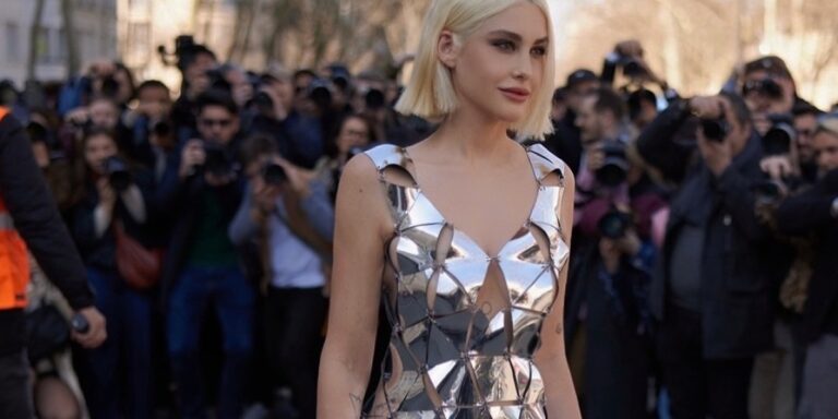 رحلة أناقة نور عريضة في أسابيع الموضة عنوانها الجرأة والتمرد.. أحدثها إطلالة خاطفة تتواءم مع شعرها الأشقر البلاتيني رحلة أناقة نور عريضة في أسابيع الموضة عنوانها الجرأة والتمرد.. أحدثها إطلالة خاطفة تتواءم مع شعرها الأشقر البلاتيني