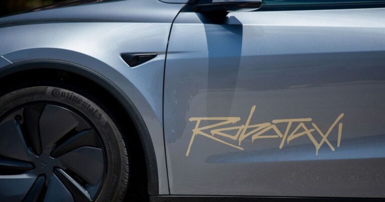 “روبوتاكسي” تسلا تطلق خدمتها لسيارات الأجرة ذاتية القيادة معركة ترمب وماسك.. كيف استفادت "تسلا" و"سبيس إكس" من أموال الحكومة الأميركية؟