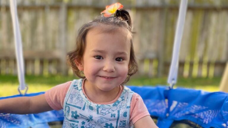 ساعدت فتاة تكساس في مزدهرة بعد أن ساعدت جلد الأسماك في شفاء جرحها كقاذة: "أنا أسميها حورية البحر الصغيرة"