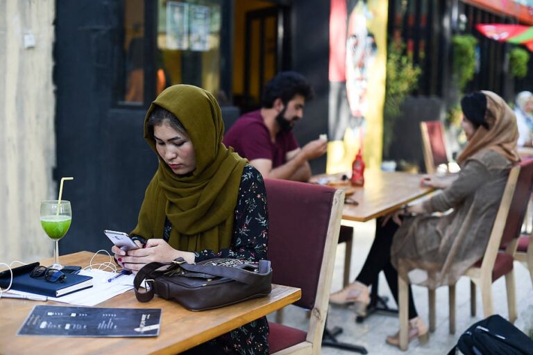 عندما تصبح الحرب ضوضاء في الخلفية: التنميل العاطفي في الارتفاع ، كما يقول الخبراء