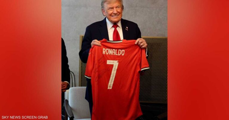 فيديو.. رونالدو يهدي ترامب قميصا يحمل "رسالة خاصة" عن الحرب