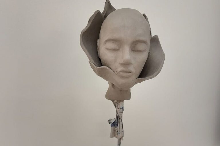 قابل النحات الذي يبلغ من العمر 17 عامًا في دبي الذي يشكل العواطف في الطين قابل النحات الذي يبلغ من العمر 17 عامًا في دبي الذي يشكل العواطف في الطين