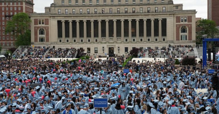 قاضية ترفض دعوى من أساتذة بجامعة كولومبيا بشأن خفض التمويل أميركا.. اعتقال عشرات الطلاب في مظاهرة مؤيدة للفلسطينيين بجامعة كولومبيا
