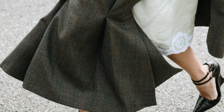 كل ما تحتاجينه عن موضة أحذية الويدج في صيف 2025