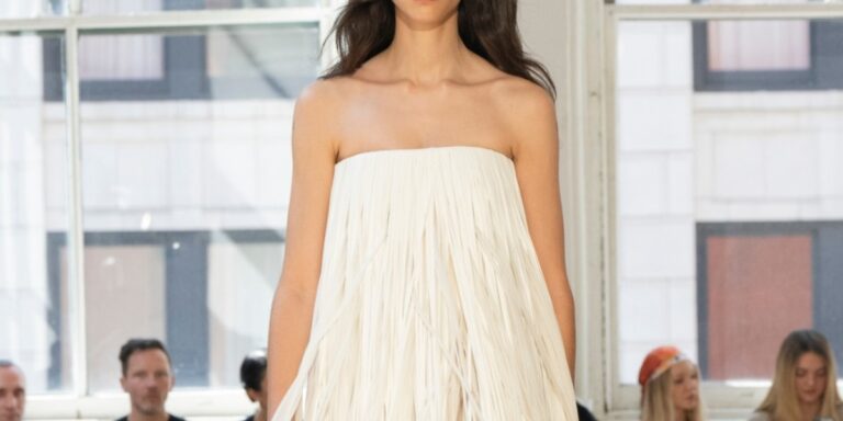 كيف تعتمدين صيحة الشراشيب بأناقة في 2025؟ دليلك مع منسقة هي كيف تعتمدين صيحة الشراشيب بأناقة في 2025؟ دليلك مع منسقة هي