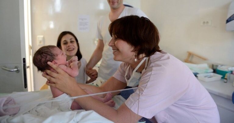 باحثون يطورون علاجاً محتملاً لأكثر أنواع السرطان شيوعاً لدى الأطفال