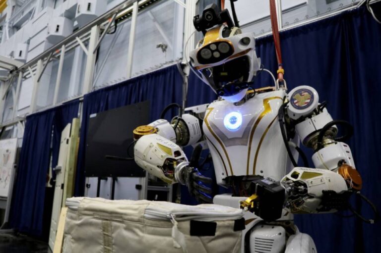 للأثرياء فقط.. “روبوت خادم” بـ200 ألف دولار في 10 دقائق Al Bayan