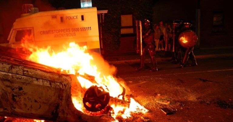 محتجون في إيرلندا الشمالية يهاجمون الشرطة ويحرقون منازل رئيسة حكومة إيرلندا الشمالية الجديدة تتوقع استفتاء "التوحيد" خلال 10 سنوات