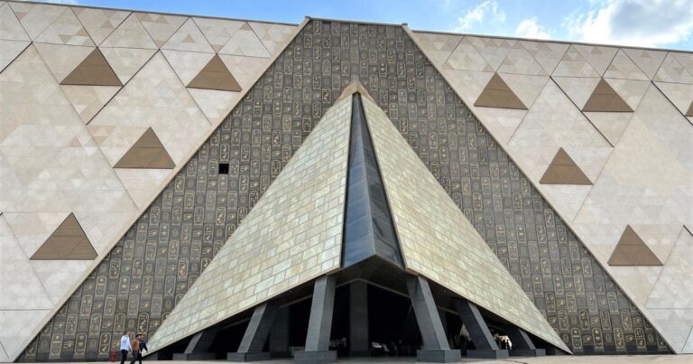 مصر تؤجل افتتاح المتحف المصري بسبب هجوم إسرائيل على إيران المتحف المصري الكبير يستقبل المقصورة الأكبر للملك توت عنخ آمون