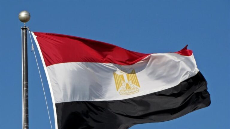 مصر تشكل لجنة أزمات عليا تضم المخابرات والجيش مصر تشكل لجنة أزمات عليا تضم المخابرات والجيش