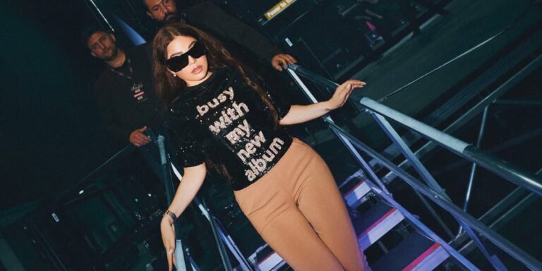 من هيفا وهبي إلى نجمات العالم التيشيرت يتربّع على عرش الموضة