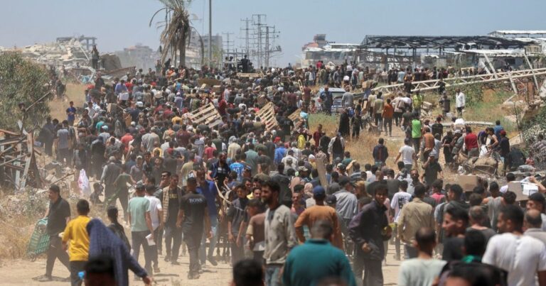 "فوضى وإطلاق نار".. إسرائيل تقتل فلسطينيين بالقرب من مقار توزيع المساعدات في غزة