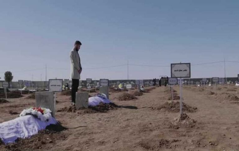 ناج أيزيدي يدفن رفات والده بعد 7 سنوات من جرائم داعش في كوجو » وكالة بغداد اليوم الاخبارية ناج أيزيدي يدفن رفات والده بعد 7 سنوات من جرائم داعش في كوجو » وكالة بغداد اليوم الاخبارية