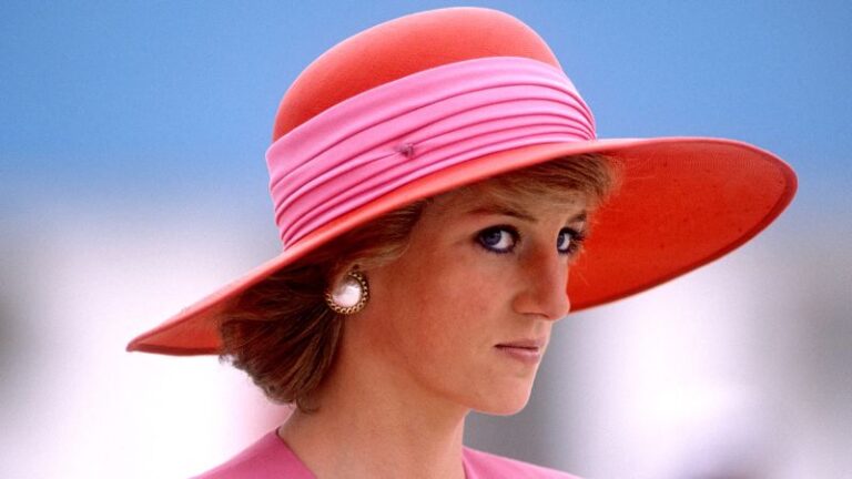 نجم الأميرة ديانا في مزاد “أكبر” لأزياء رويال المتأخرة نجم الأميرة ديانا في مزاد "أكبر" لأزياء رويال المتأخرة