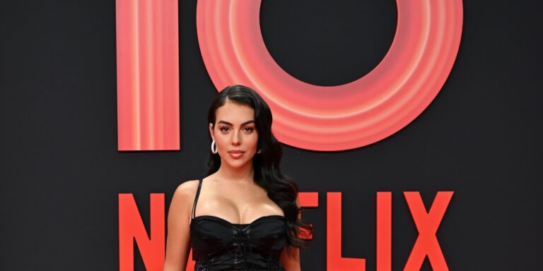 نجمات نتفليكس يجتمعن في إسبانيا بإطلالات درامتيكية.. الأسود والأحمر نجما الحفل الصاخب