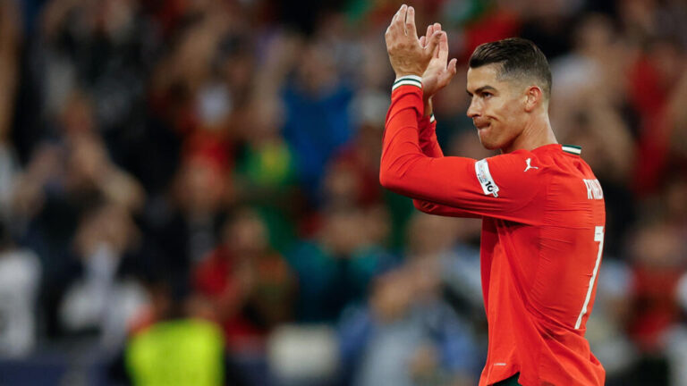 “نلعب من أجل السلام كفريق واحد”… كريستيانو رونالدو يهدي قميصه لدونالد ترامب "نلعب من أجل السلام كفريق واحد"... كريستيانو رونالدو يهدي قميصه لدونالد ترامب