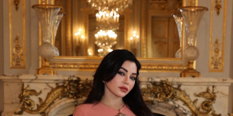 هيفاء وهبي على خطى باميلا أندرسون وتتألق بأول إطلالة رمضانية في 2025 بإبداع إيلي صعب