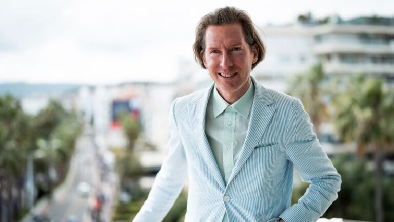 ويس أندرسون على الأسرار والصراعات خلف رجاله الأنيقون التي لا تشوبها شائبة