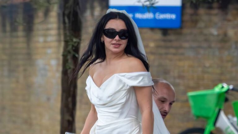 Charli XCX هو مضاد للخدمة Charli XCX هو مضاد للخدمة