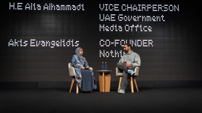 «Nothing» تطلق هاتف وأول سماعة ذكية بالشراكة مع مقر المؤثرين في دبي