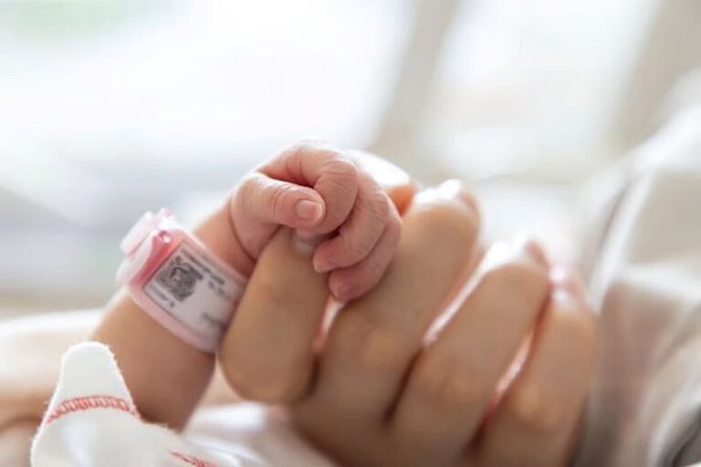 أبو ظبي: أمهات جديدات للحصول على الدعم في الوقت المناسب مع الزيارات المنزلية ، والتشاور عبر الإنترنت