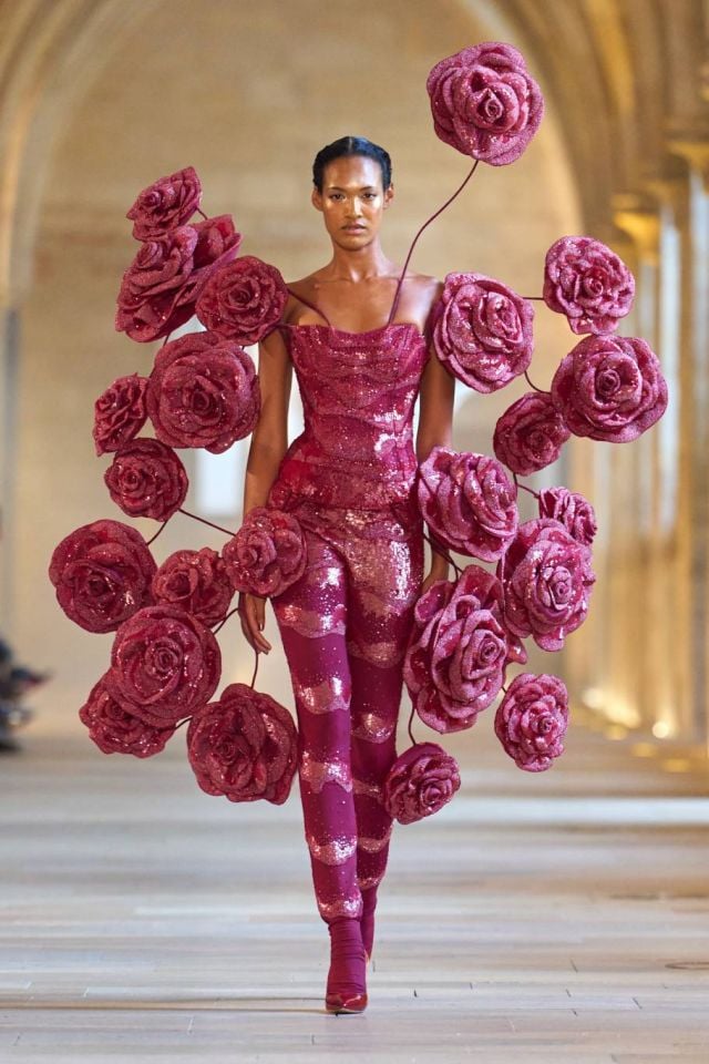 أسابيع الموضة
                        الفساتين ذات الطابع المسرحي في “أسبوع الأزياء الراقية”: بين الفن والأناقة
                        
                            10 تموز 2025 أسابيع الموضة
                        الفساتين ذات الطابع المسرحي في "أسبوع الأزياء الراقية": بين الفن والأناقة
                        
                            10 تموز 2025