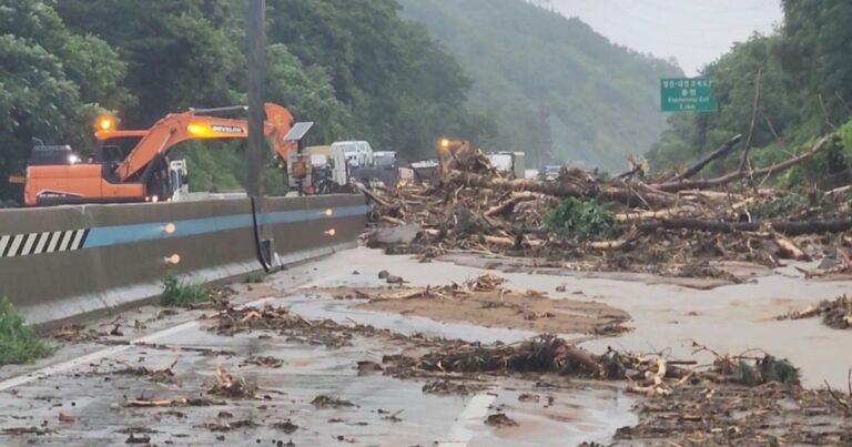أمطار غزيرة في كوريا الجنوبية لليوم الثالث وتحذير من فيضانات أمطار غزيرة تضرب كوريا الجنوبية.. ضحايا ونازحون وانهيارات أرضية