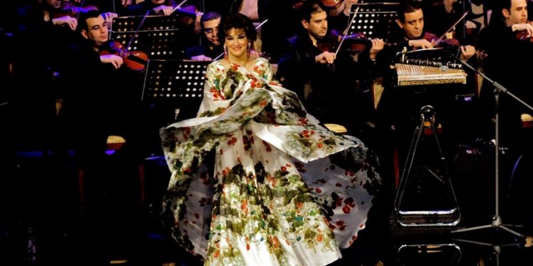 أيقونة الموضة وردة الجزائرية في ذكرى ميلادها.. عاشقة للإطلالات المبهجة والمريحة وأسلوبها أبهر الجميع