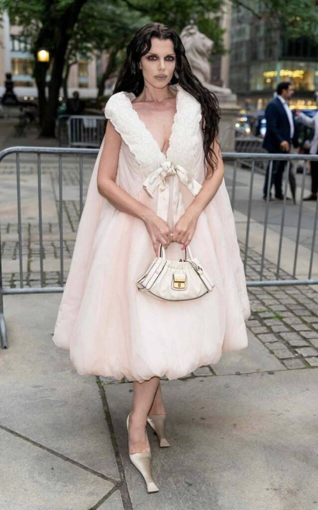 إطلالات النجوم
                        جوليا فوكس تُكمل إطلالاتها الغريبة… جداً
                        
                            02 تموز 2025 إطلالات النجوم
                        جوليا فوكس تُكمل إطلالاتها الغريبة... جداً
                        
                            02 تموز 2025