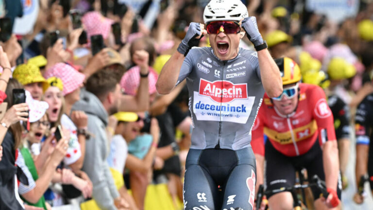 البلجيكي ياسبر فيليبسن يفوز بالمرحلة الأولى لسباق فرنسا للدراجات البلجيكي ياسبر فيليبسن يفوز بالمرحلة الأولى لسباق فرنسا للدراجات