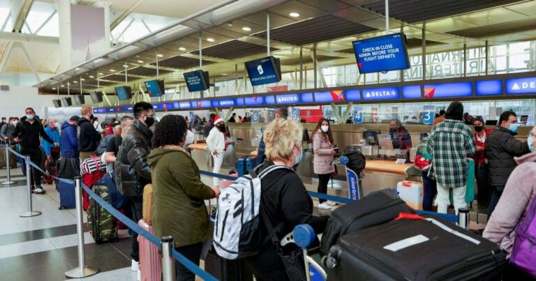 السلطات الأميركية تحتجز سويسرية بمطار وترحلها احتجاز عائلة منفذ هجوم كولورادو.. والبيت الأبيض يعلن قرار ترحيلهم