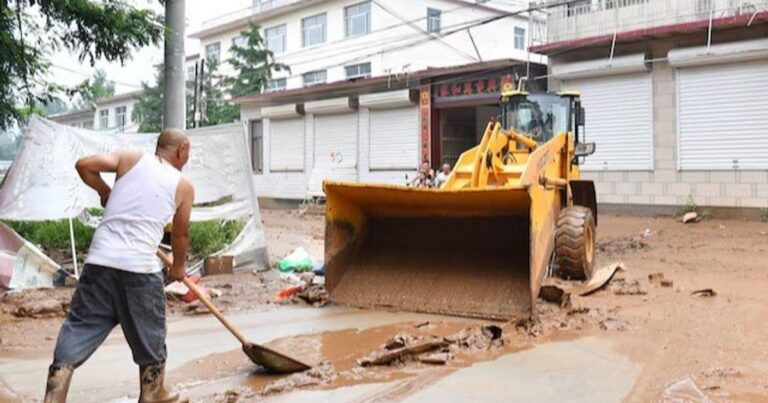 الصين ترفع تحذير الفيضانات لأعلى مستوى بعد أمطار غزيرة فيضانات وانهيارات أرضية في الصين.. وشنغهاي ترفع مستوى التحذير من موجة حر شديد