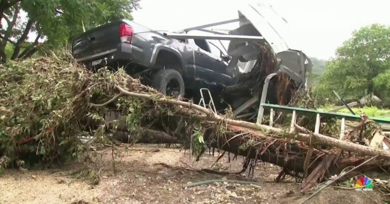 العشرات القتلى من فيضانات تكساس حيث يظل المعسكرون في عداد المفقودين العشرات القتلى من فيضانات تكساس حيث يظل المعسكرون في عداد المفقودين