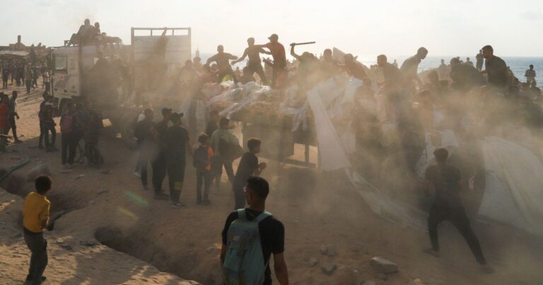 الناس يموتون من أجل الغذاء.. جراحة بريطانية تروي ما حدث بغزة حرب غزة تضع الاتحاد الأوروبي أمام اختبار مراجعة "اتفاقية الشراكة" مع إسرائيل