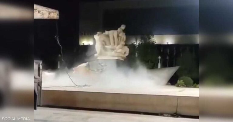 بالفيديو.. سقوط تمثال في حلب يثير الجدل في سوريا بالفيديو.. سقوط تمثال في حلب يثير الجدل في سوريا