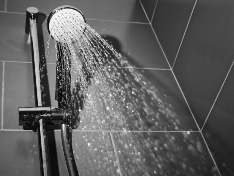 بالماء الساخن أم البارد؟ ما درجة الحرارة المثلى للاستحمام؟ | أسلوب حياة