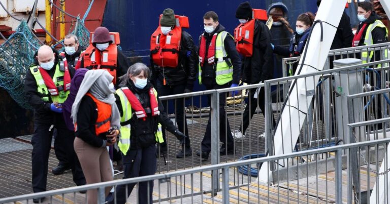 بريطانيا تطلق نظام عقوبات يستهدف عصابات الهجرة غير الشرعية ارتفاع العبور غير القانوني عبر المانش 41.7% في الربع الأول من 2024