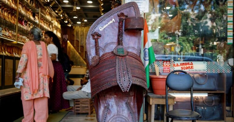 بعد “فضيحة الصندل”.. Prada تتطلع للتعاون مع الحرفيين الهنود عمره 91 سنة.. مصمم الأزياء جورجيو أرماني يعود للعمل في سبتمبر